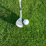 Tiger Woods reaparece en el campo de golf sin bota ortopédica y genera rumores de regreso